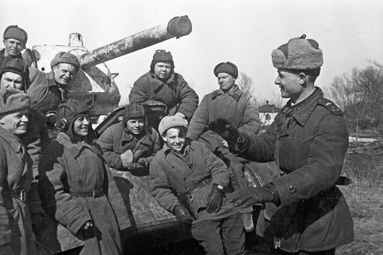 Танковый корпус Юго-Западного фронта в освобожденной деревне Танковый корпус Юго-Западного фронта в освобожденной деревне