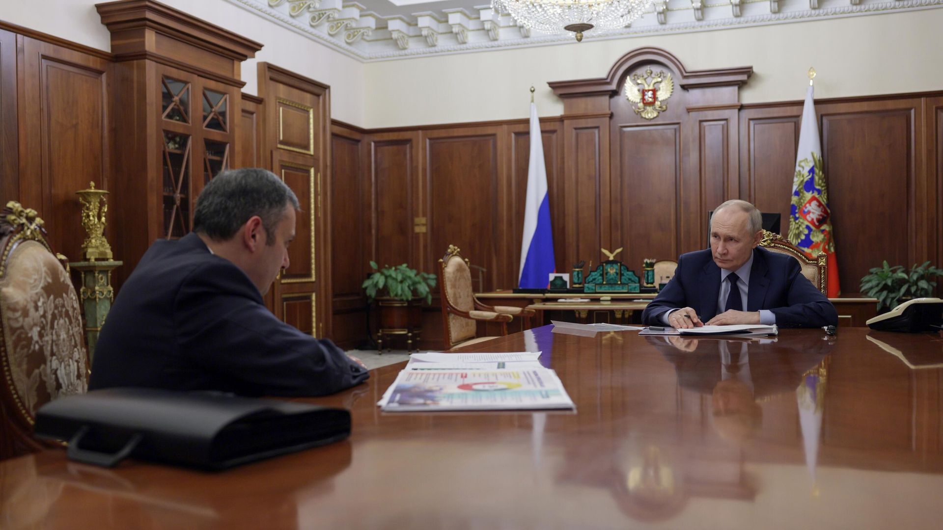 Президент РФ Владимир Путин и временно исполняющий обязанности губернатора Курской области Александр Хинштейн во время встречи. 5 февраля 2025 Президент РФ Владимир Путин и временно исполняющий обязанности губернатора Курской области Александр Хинштейн во время встречи. 5 февраля 2025 - РИА Новости, 1920, 05.02.2025
