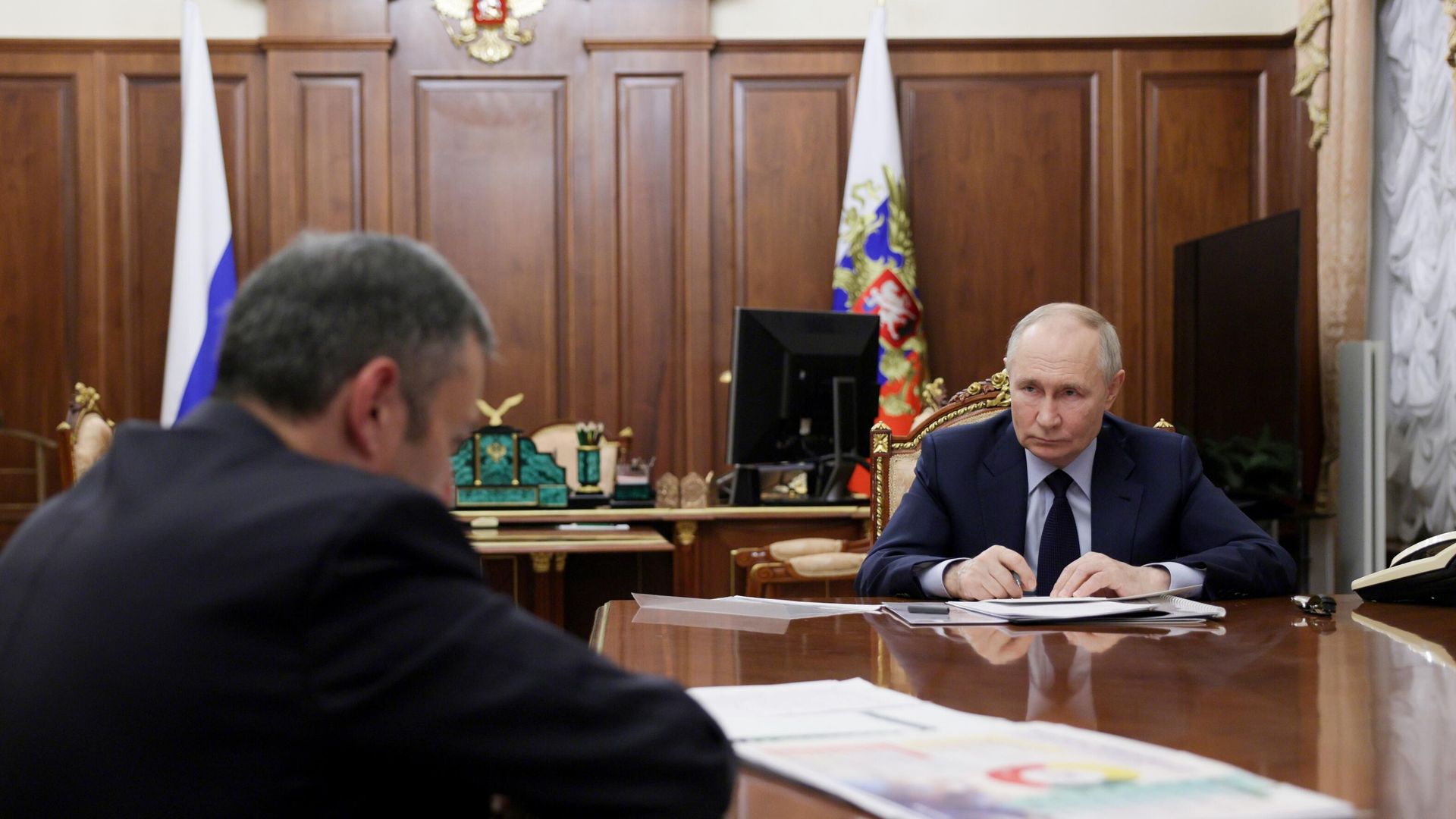Президент РФ Владимир Путин и временно исполняющий обязанности губернатора Курской области Александр Хинштейн Президент РФ Владимир Путин и временно исполняющий обязанности губернатора Курской области Александр Хинштейн - РИА Новости, 1920, 21.05.2025