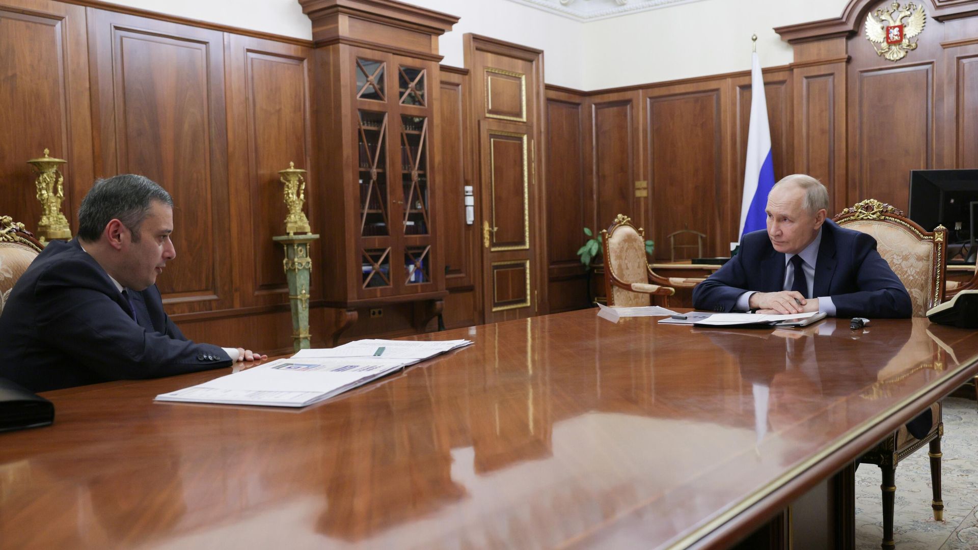 Президент РФ Владимир Путин и временно исполняющий обязанности губернатора Курской области Александр Хинштейн во время встречи Президент РФ Владимир Путин и временно исполняющий обязанности губернатора Курской области Александр Хинштейн во время встречи - РИА Новости, 1920, 05.02.2025