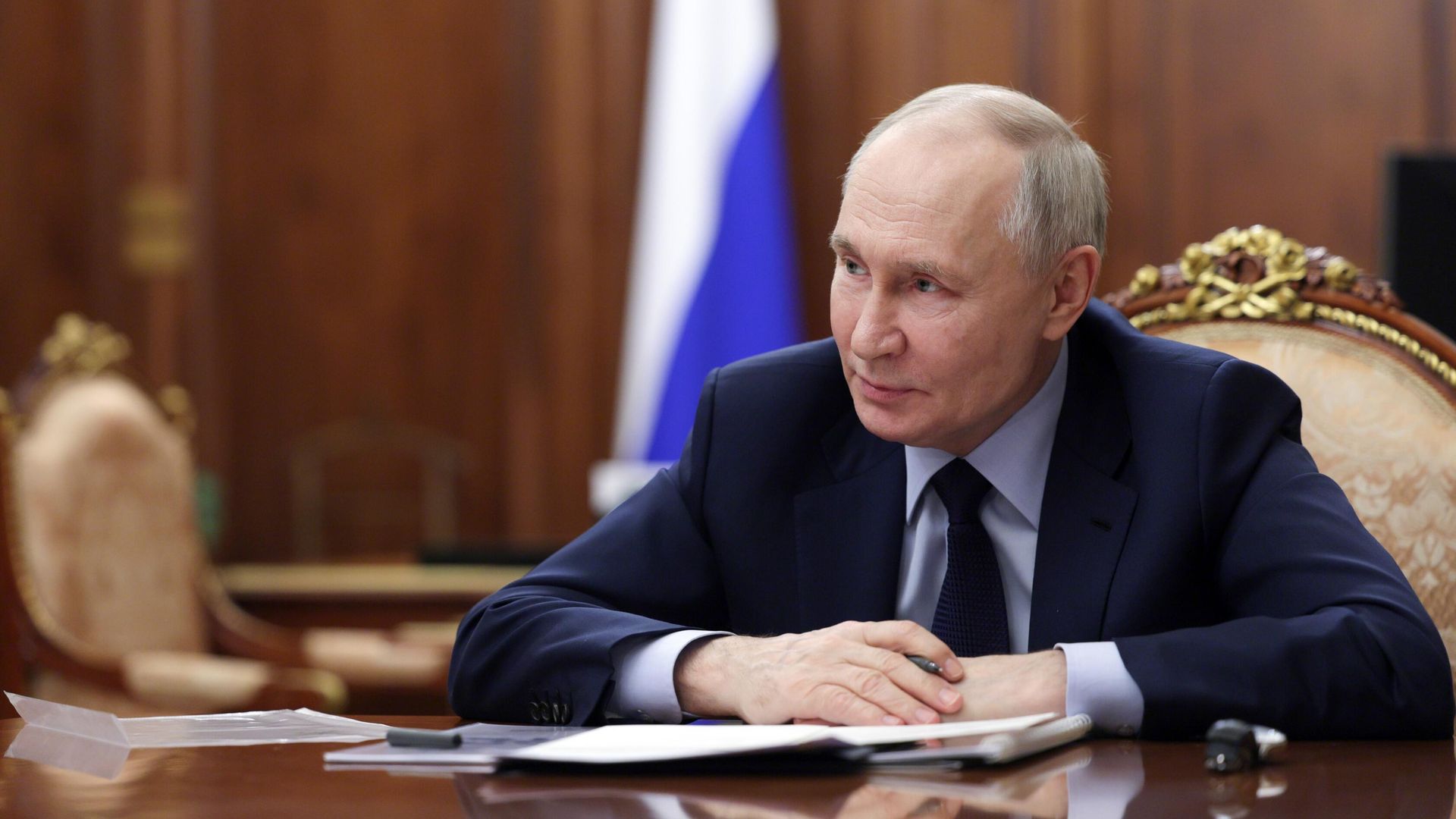 Президент РФ Владимир Путин во время встречи с временно исполняющим обязанности губернатора Курской области Александром Хинштейном Президент РФ Владимир Путин во время встречи с временно исполняющим обязанности губернатора Курской области Александром Хинштейном - РИА Новости, 1920, 10.03.2025