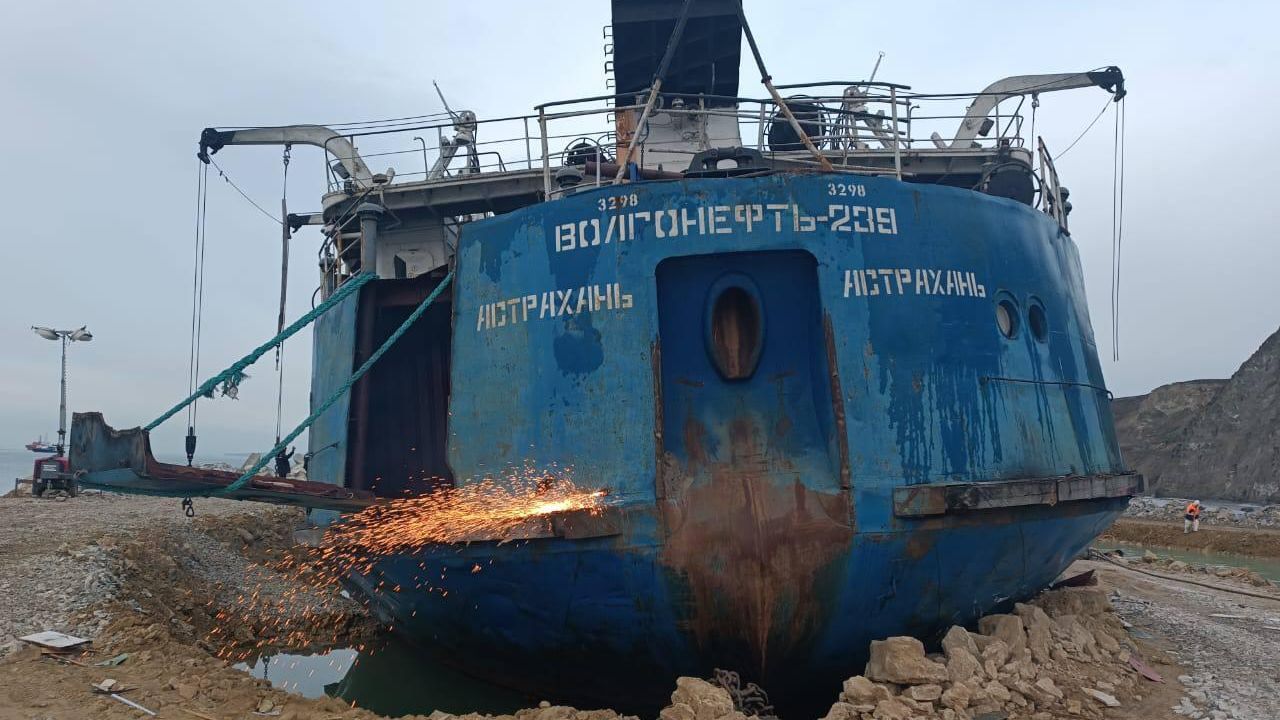 Демонтаж надстройки танкера Волгонефть-239 - РИА Новости, 1920, 07.04.2025