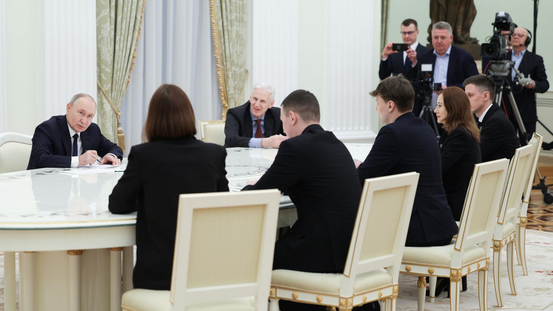 Владимир Путин во время встречи после церемонии вручения президентской премии в области науки и инноваций молодым ученым за 2024 год Владимир Путин во время встречи после церемонии вручения президентской премии в области науки и инноваций молодым ученым за 2024 год - РИА Новости, 1920, 06.02.2025