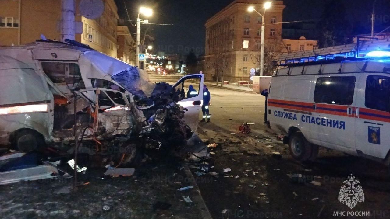 На месте ДТП со скорой помощью и иномаркой в Белгороде На месте ДТП со скорой помощью и иномаркой в Белгороде - РИА Новости, 1920, 07.02.2025