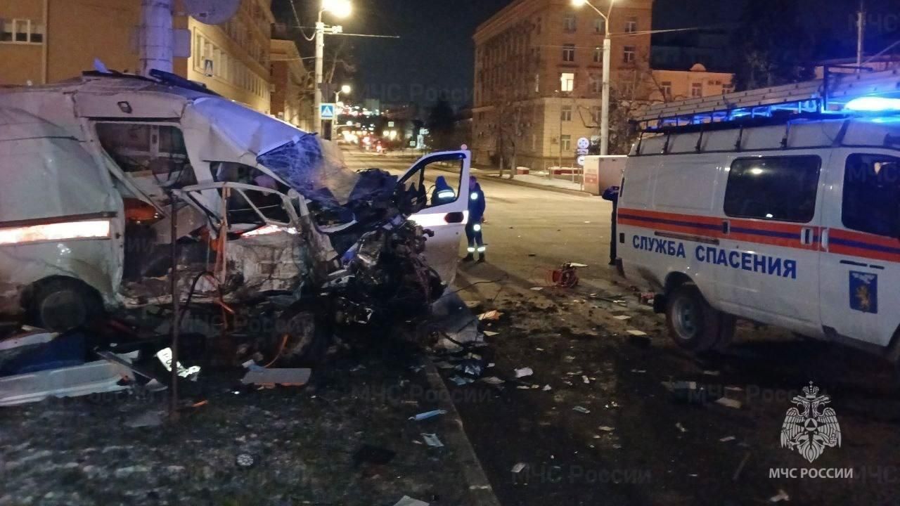 На месте ДТП со скорой помощью и иномаркой в Белгороде На месте ДТП со скорой помощью и иномаркой в Белгороде - РИА Новости, 1920, 07.02.2025