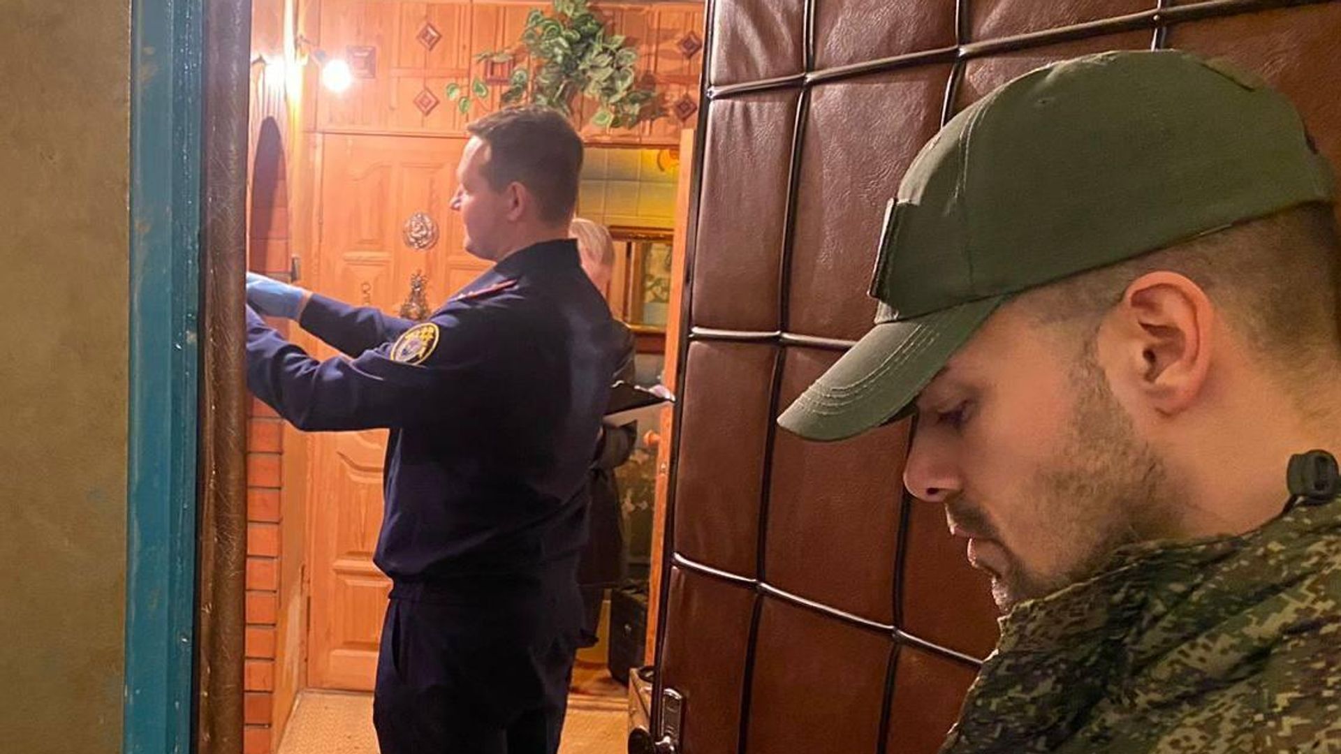 СК проводит осмотр места преступления в Волжском, где были обнаружены тела мужчины и женщины СК проводит осмотр места преступления в Волжском, где были обнаружены тела мужчины и женщины - РИА Новости, 1920, 06.02.2025
