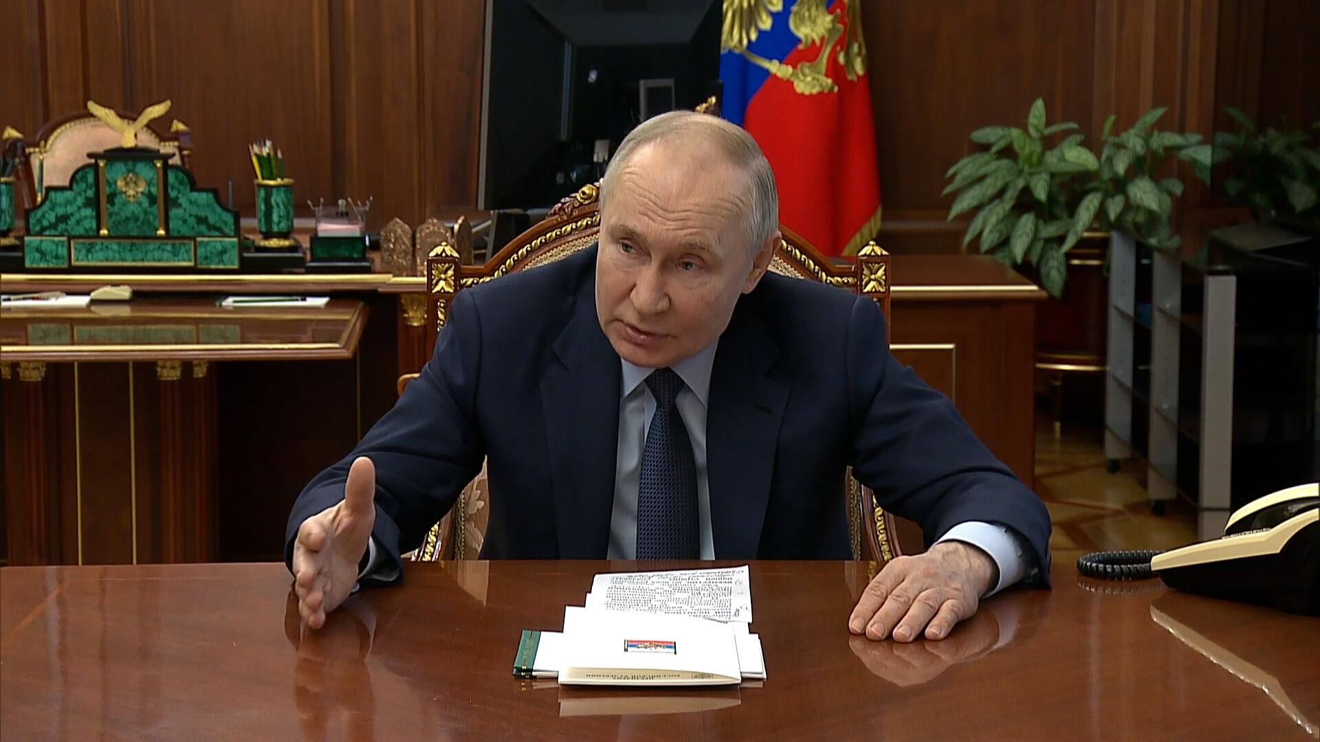 Путин о внедрении отраслевых мер поддержки Путин о внедрении отраслевых мер поддержки - РИА Новости, 1920, 07.02.2025