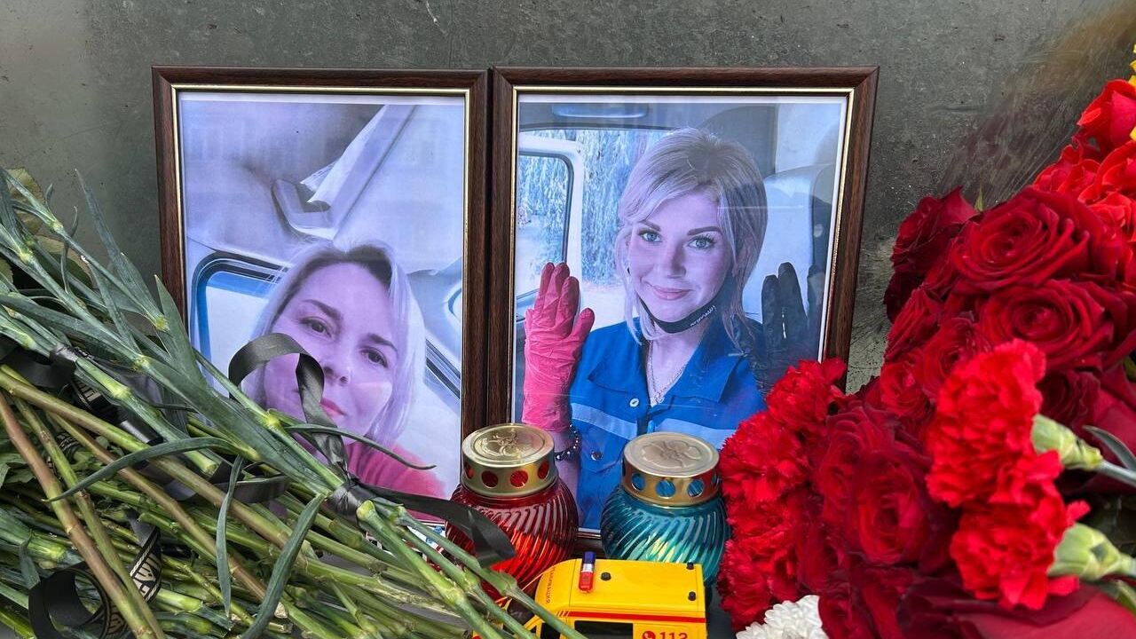 Цветы на месте ДТП, в результате которого погибли две сотрудницы скорой помощи Цветы на месте ДТП, в результате которого погибли две сотрудницы скорой помощи - РИА Новости, 1920, 12.02.2025