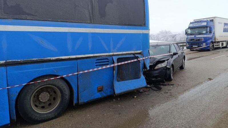 Место ДТП с участием автобуса, двух грузовиков и легкового автомобиля в Зольском районе Кабардино-Балкарии Место ДТП с участием автобуса, двух грузовиков и легкового автомобиля в Зольском районе Кабардино-Балкарии - РИА Новости, 1920, 08.02.2025