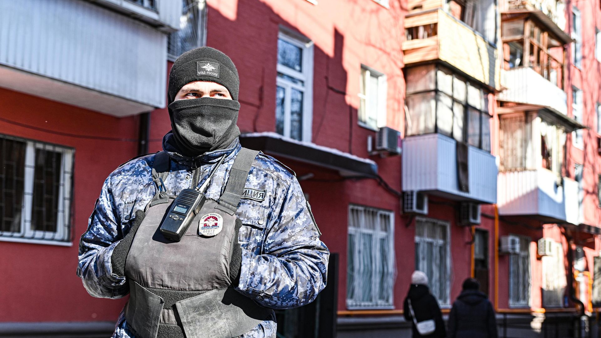 Полицейский на месте происшествия, где после атаки БПЛА повреждены окна и оконные рамы в нескольких домах. 8 февраля 2025 Полицейский на месте происшествия, где после атаки БПЛА повреждены окна и оконные рамы в нескольких домах. 8 февраля 2025 - РИА Новости, 1920, 08.02.2025