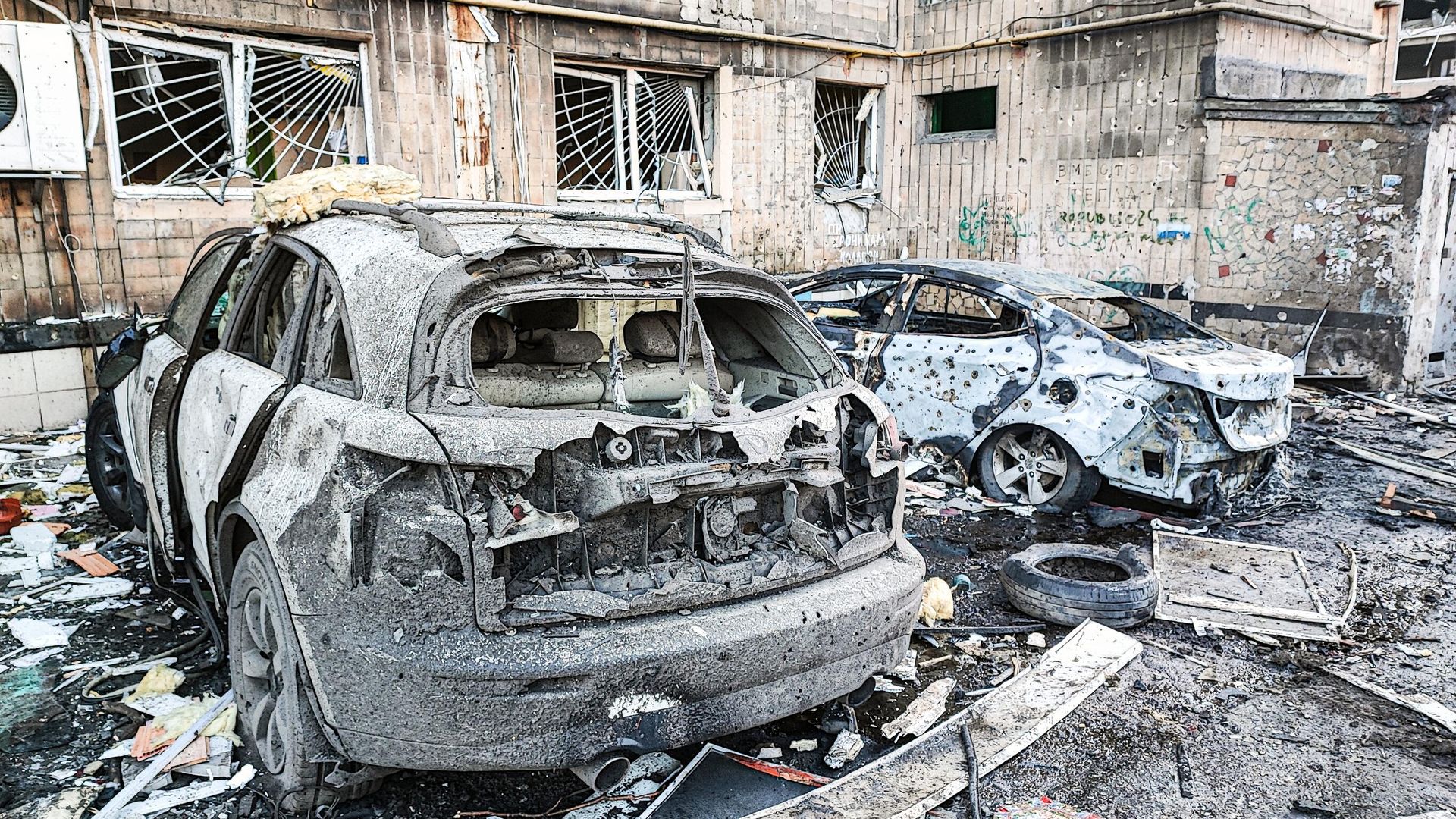 Сгоревшие автомобили на месте обстрела в Макеевке Сгоревшие автомобили на месте обстрела в Макеевке - РИА Новости, 1920, 08.02.2025