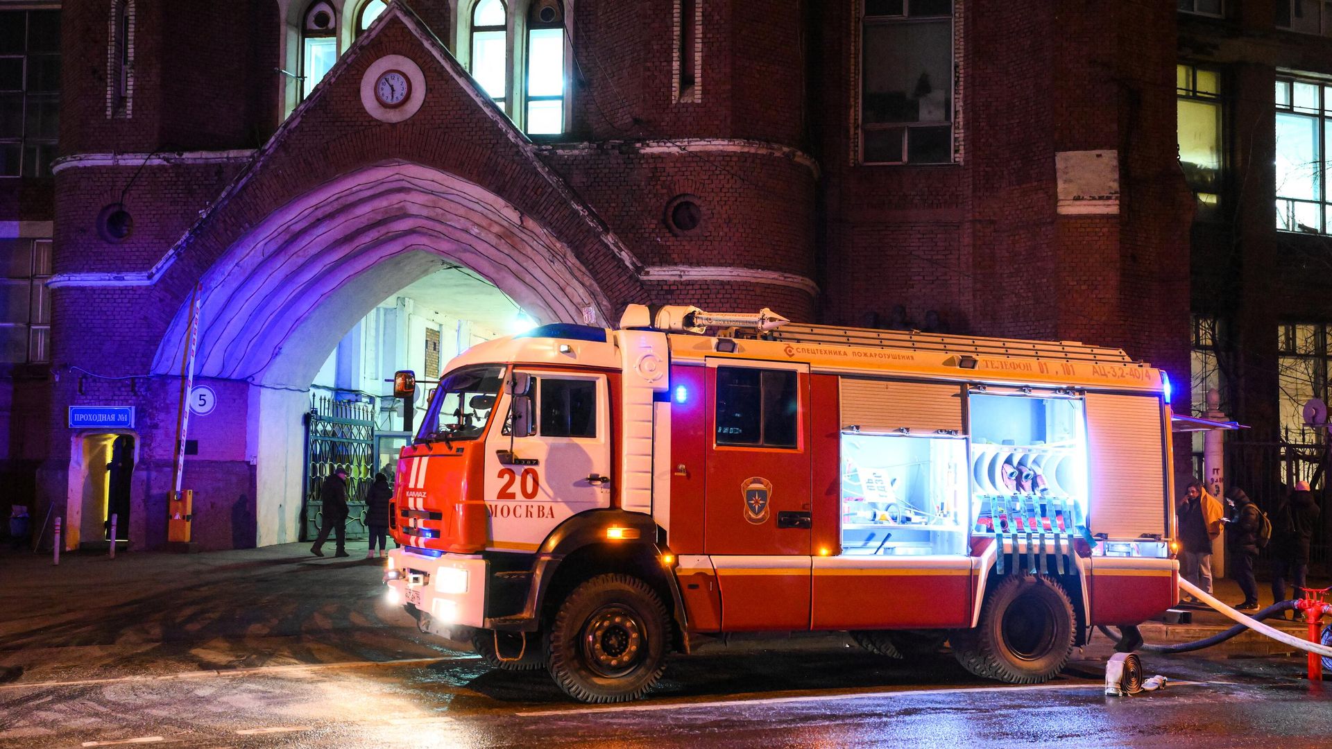 Пожарный расчет у административного здания на улице Электрозаводской в Москве Пожарный расчет у административного здания на улице Электрозаводской в Москве - РИА Новости, 1920, 08.02.2025