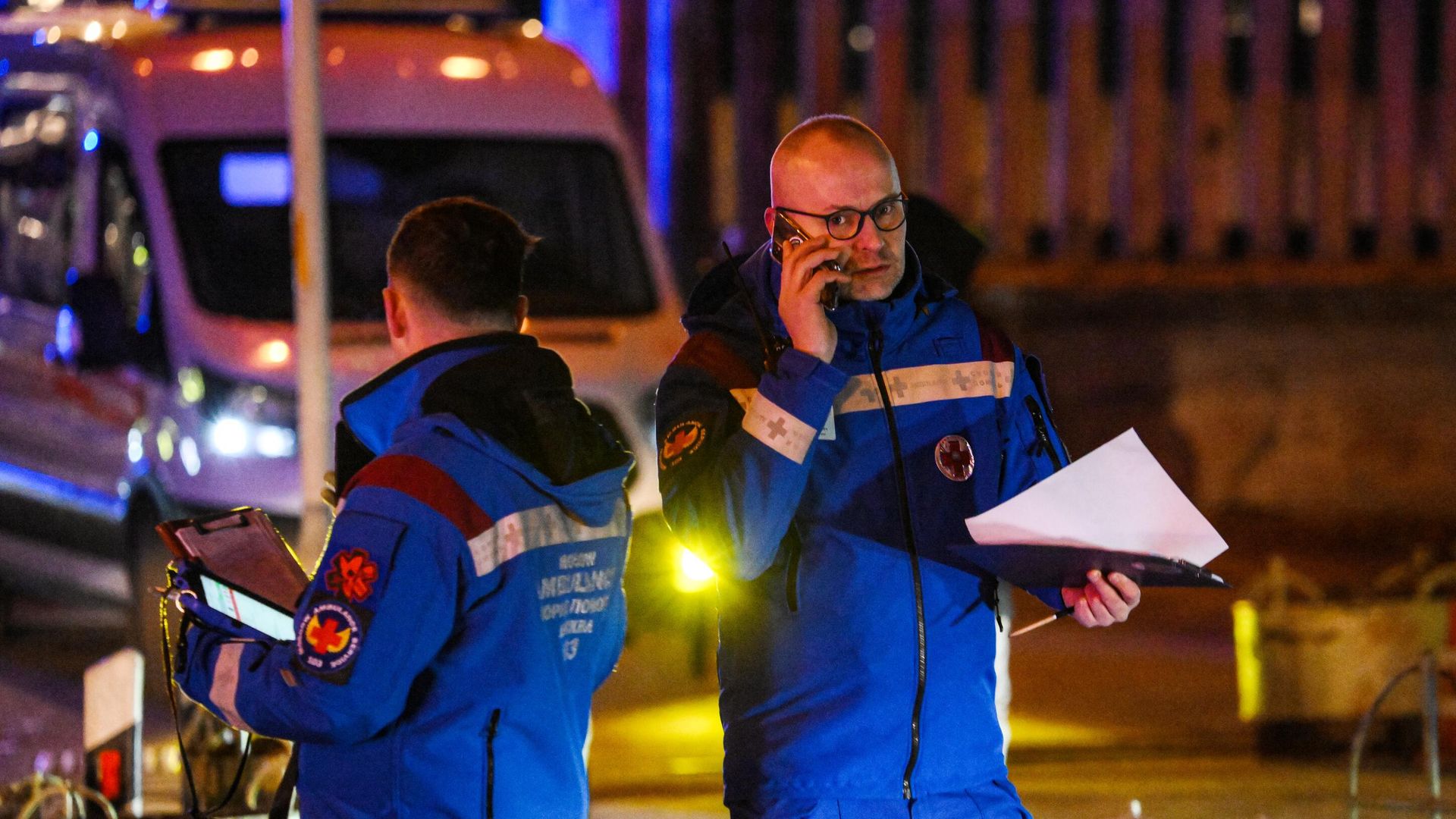 Медицинские работники на месте пожара в административном здании на улице Электрозаводской в Москве. 8 февраля 2025 - РИА Новости, 1920, 08.02.2025