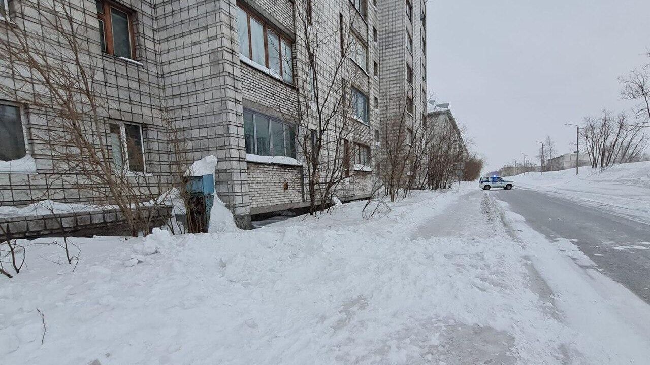 Место происшествия, где из-за падения снега с крыши дома пострадали школьники в городе Воркута в республике Коми. 9 февраля 2025 Место происшествия, где из-за падения снега с крыши дома пострадали школьники в городе Воркута в республике Коми. 9 февраля 2025 - РИА Новости, 1920, 09.02.2025
