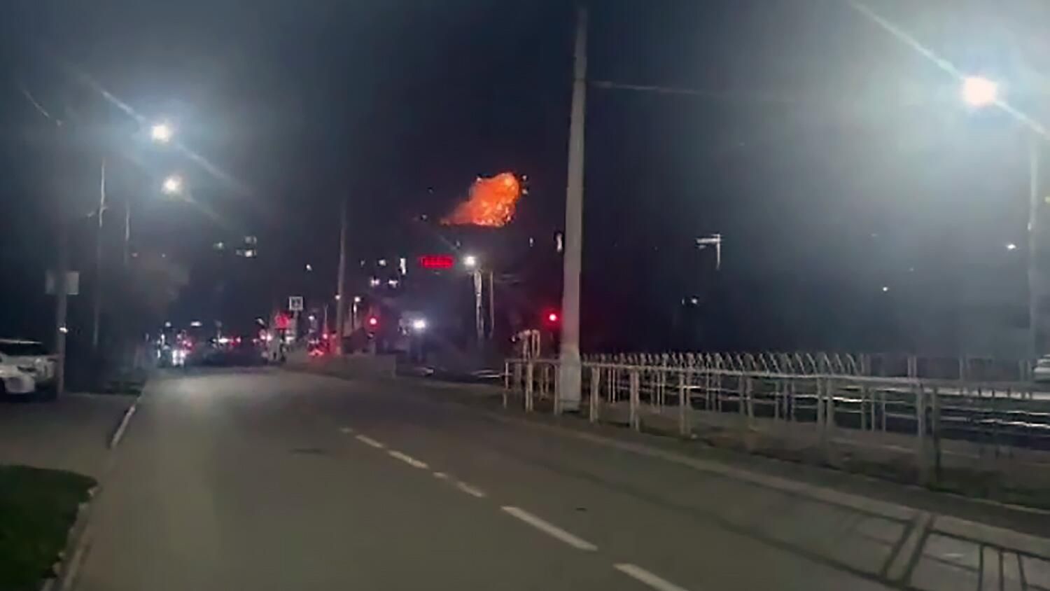 Момент падения беспилотника на ЖК Центральный в Краснодаре. Кадр видео очевидца - РИА Новости, 1920, 10.02.2025