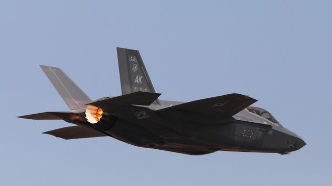 Американский истребитель-бомбардировщик F-35