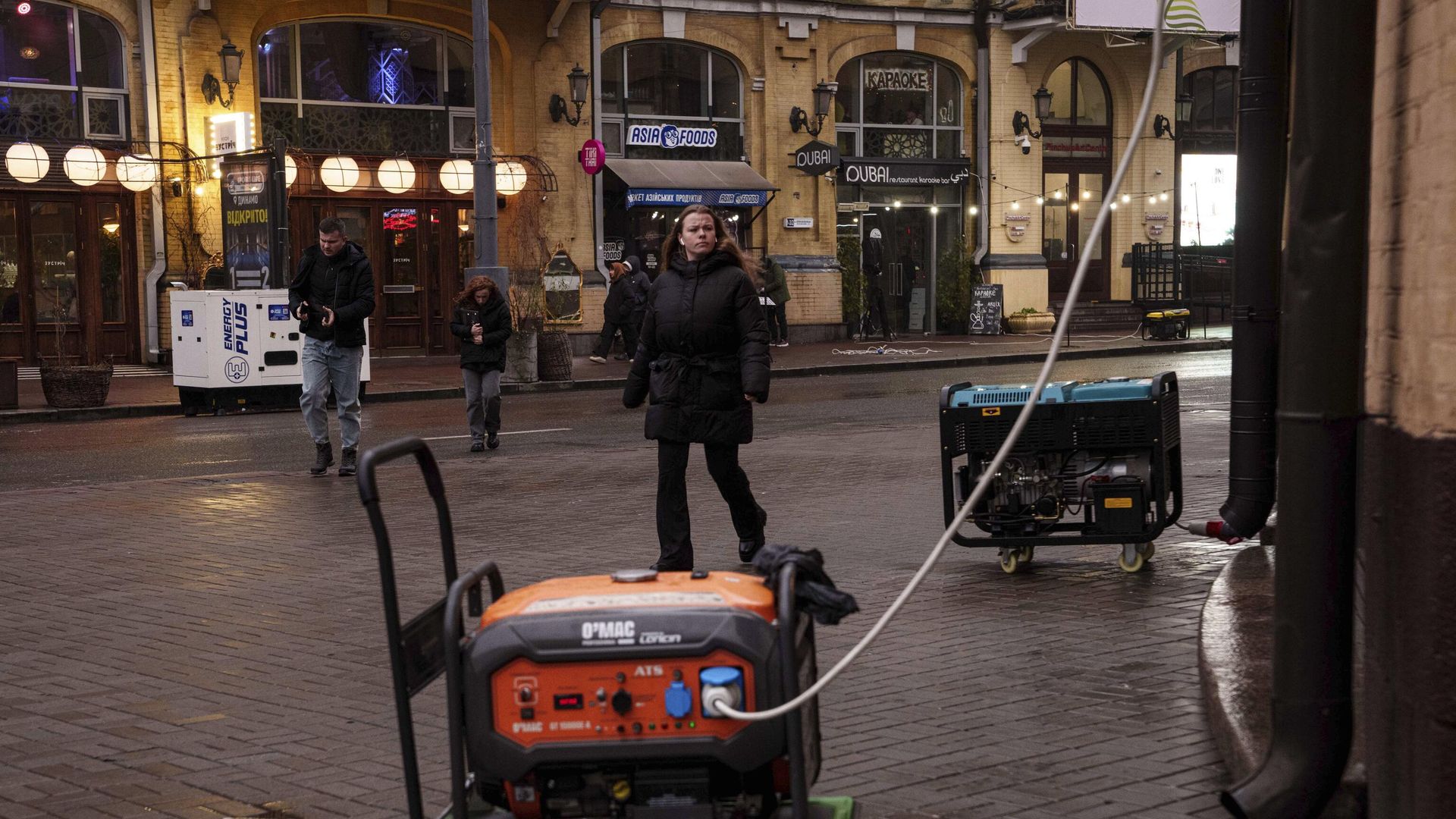Генераторы на улице в Киеве во время отключения электроэнергии Генераторы на улице в Киеве во время отключения электроэнергии - РИА Новости, 1920, 29.01.2026