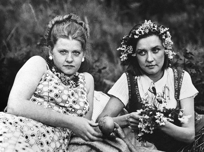 Ирина Муравьева в роли Людмилы и Вера Алентова в роли Катерины на съемках фильма Москва слезам не верит Ирина Муравьева в роли Людмилы и Вера Алентова в роли Катерины на съемках фильма Москва слезам не верит - РИА Новости, 1920, 21.08.2025