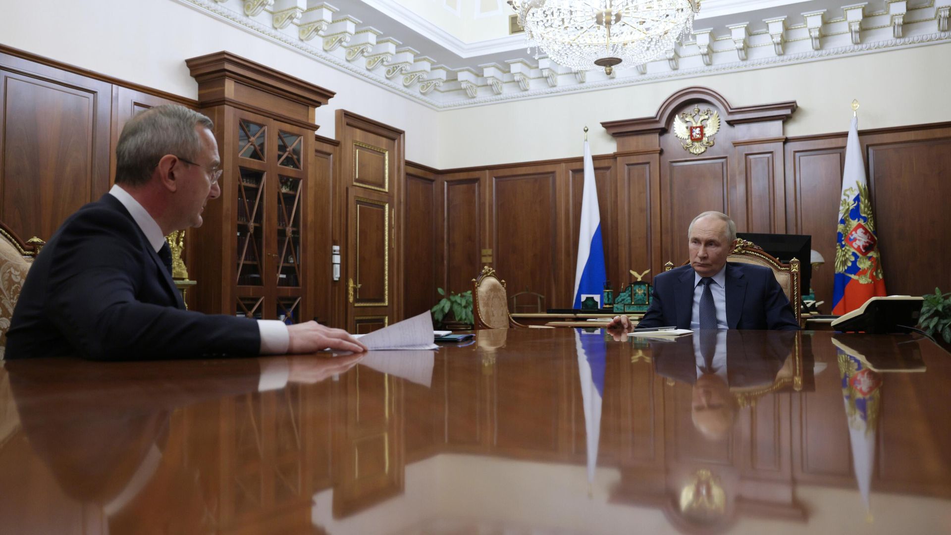 Президент России Владимир Путин и губернатор Калужской области Владислав Шапша во время встречи Президент России Владимир Путин и губернатор Калужской области Владислав Шапша во время встречи - РИА Новости, 1920, 11.02.2025