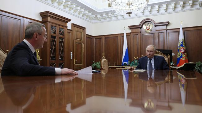 Президент России Владимир Путин и губернатор Калужской области Владислав Шапша во время встречи