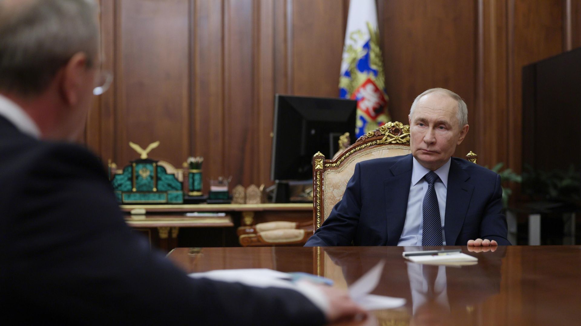 Президент России Владимир Путин и губернатор Калужской области Владислав Шапша во время встречи - РИА Новости, 1920, 11.02.2025