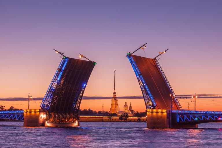 Дворцовый мост в Санкт-Петербурге 