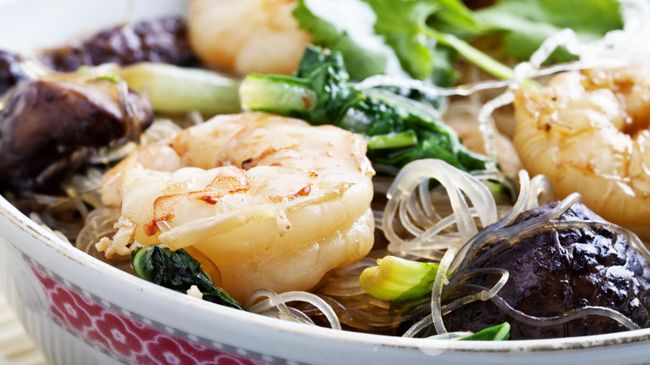 Фунчоза с овощами, грибами, креветками и кунжутом Фунчоза с овощами, грибами, креветками и кунжутом
