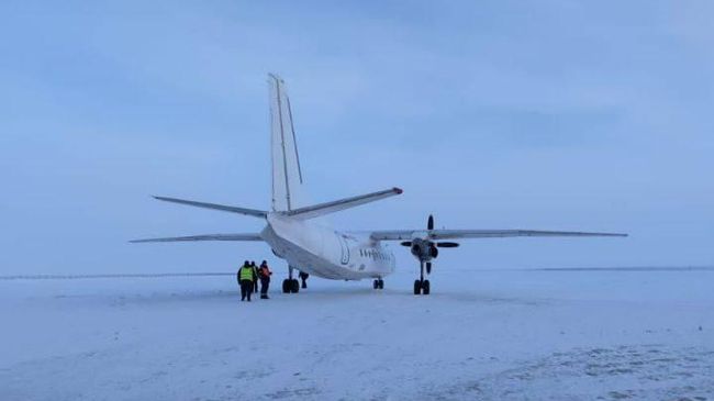 Самолет Ан-24 при посадке выкатился за пределы ВПП на аэродроме Утренний в ЯНАО Самолет Ан-24 при посадке выкатился за пределы ВПП на аэродроме Утренний в ЯНАО