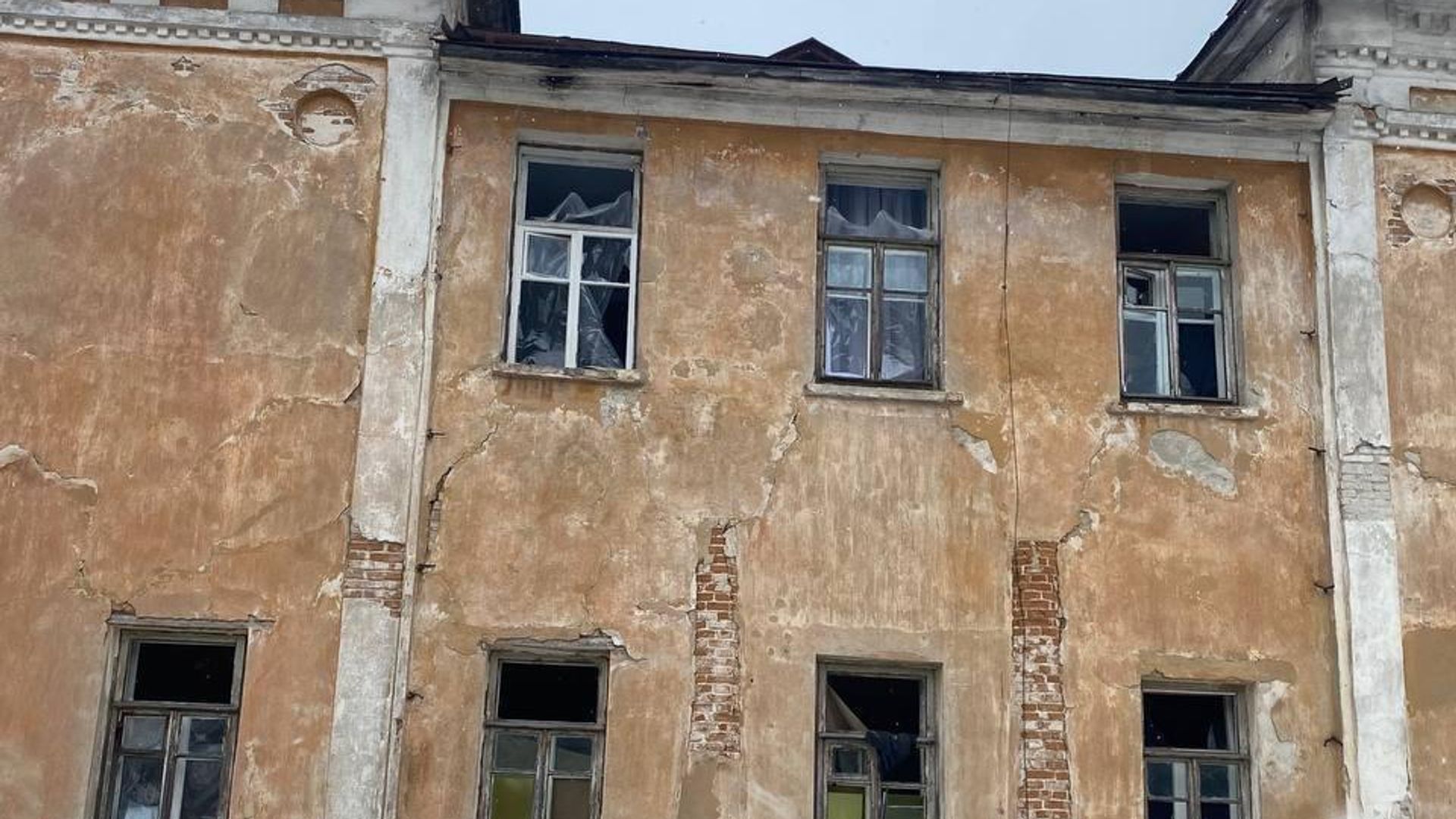 Последствия удара ВСУ по Рыльску Курской области - РИА Новости, 1920, 16.05.2025