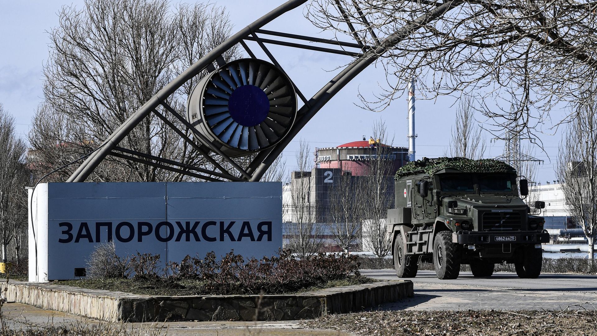 Бронеавтомобиль на территории Запорожской АЭС Бронеавтомобиль на территории Запорожской АЭС - РИА Новости, 1920, 10.06.2026