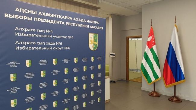 Избирательный участок №4 на улице Шаболовка в Москве перед началом досрочных выборов президента Абхазии