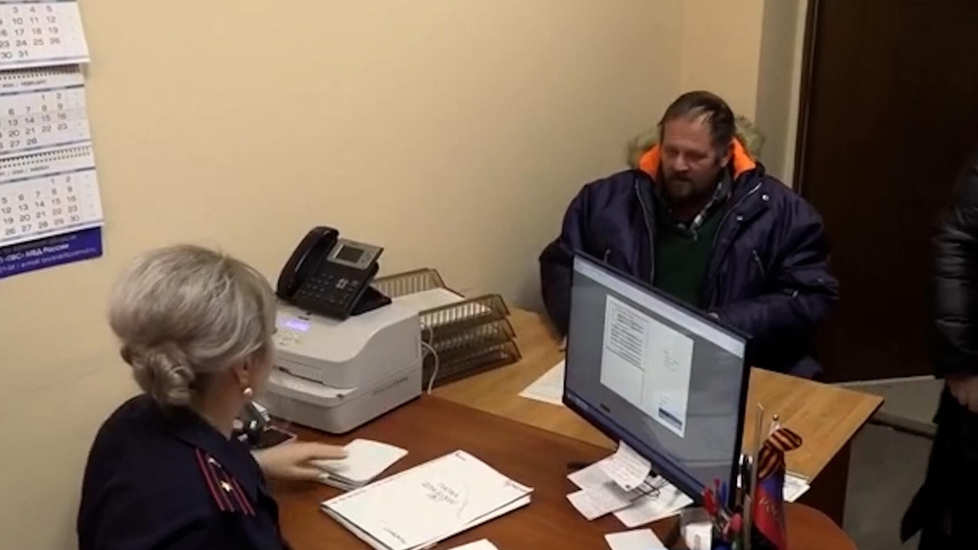 «Спасибо, очень рад». Гражданин Германии получил разрешение на временное проживание в Брянске «Спасибо, очень рад». Гражданин Германии получил разрешение на временное проживание в Брянске - РИА Новости, 1920, 12.02.2025