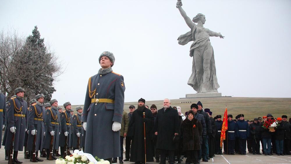 Жители Волгограда возложили цветы к могиле Маршала Советского Союза Василия Чуйкова на Мамаевом кургане в день его 125-летия Жители Волгограда возложили цветы к могиле Маршала Советского Союза Василия Чуйкова на Мамаевом кургане в день его 125-летия - РИА Новости, 1920, 01.06.2025