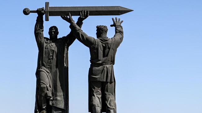 Монумент Тыл - Фронту в Магнитогорске Монумент Тыл - Фронту в Магнитогорске