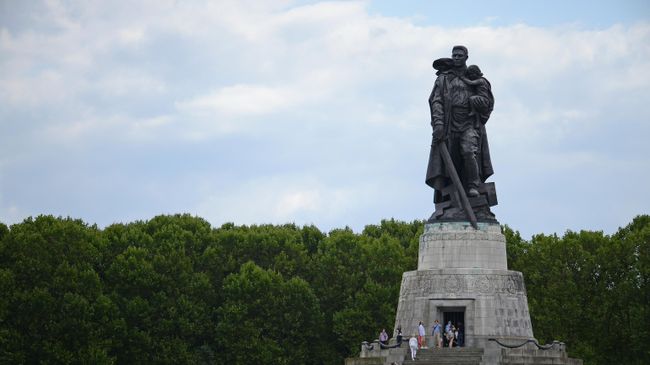 Памятник воину-освободителю в берлинском Трептов-парке Памятник воину-освободителю в берлинском Трептов-парке