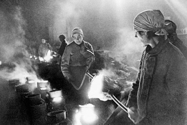 Женщины в сталелитейном цехе Ленинградского завода Женщины в сталелитейном цехе Ленинградского завода