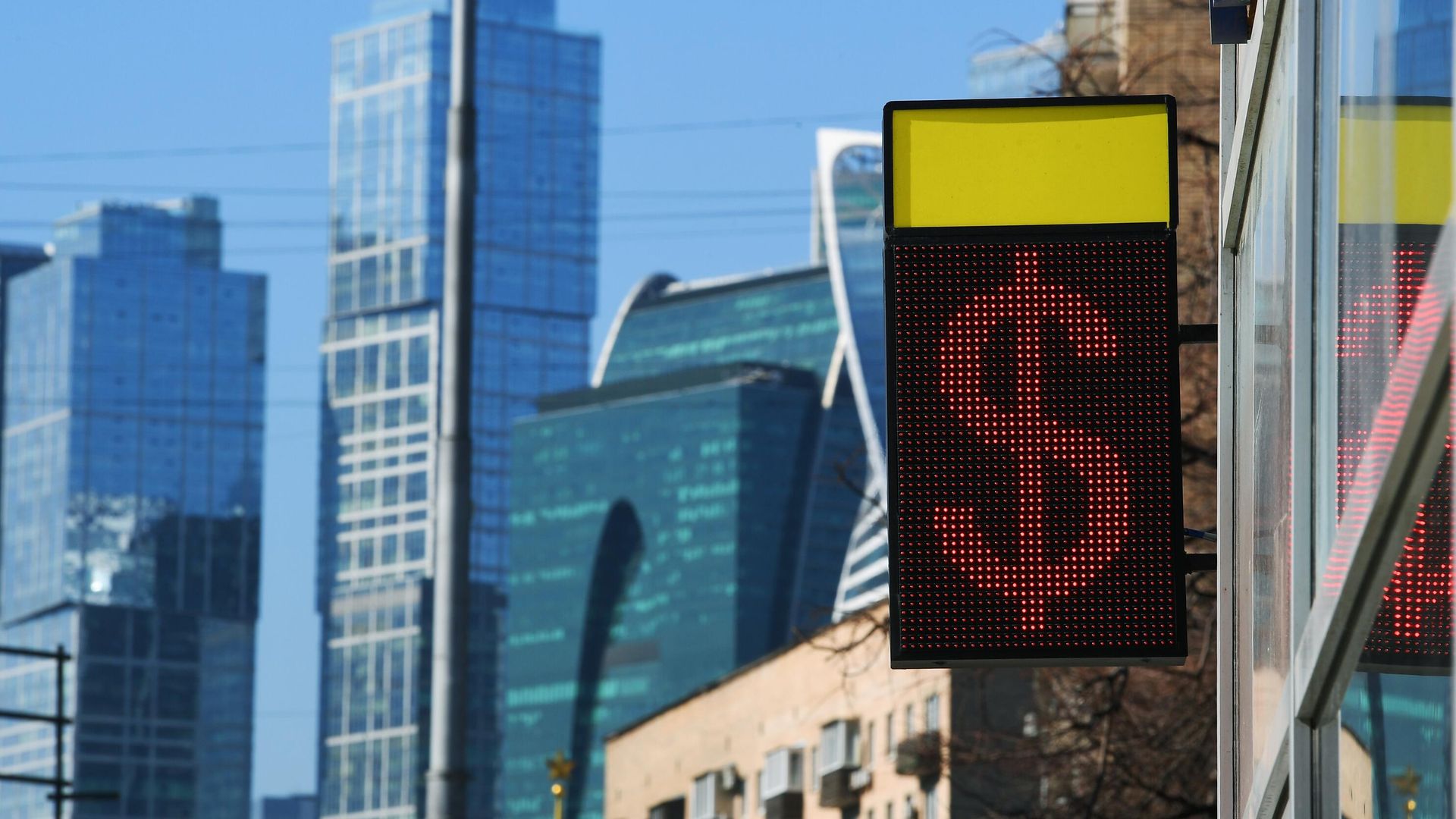 Табло с символикой доллара на обменном пункте в Москве Табло с символикой доллара на обменном пункте в Москве - РИА Новости, 1920, 10.08.2026