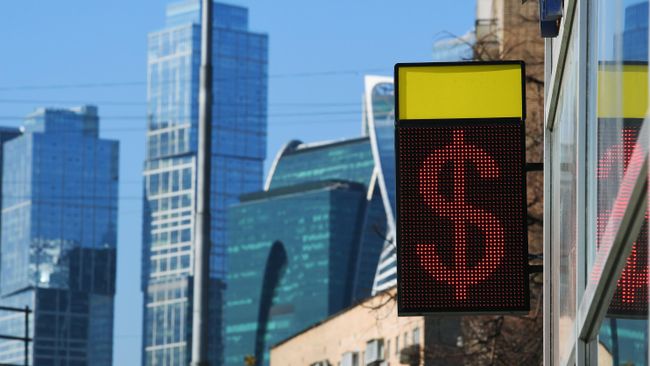 Табло с символикой доллара на обменном пункте в Москве