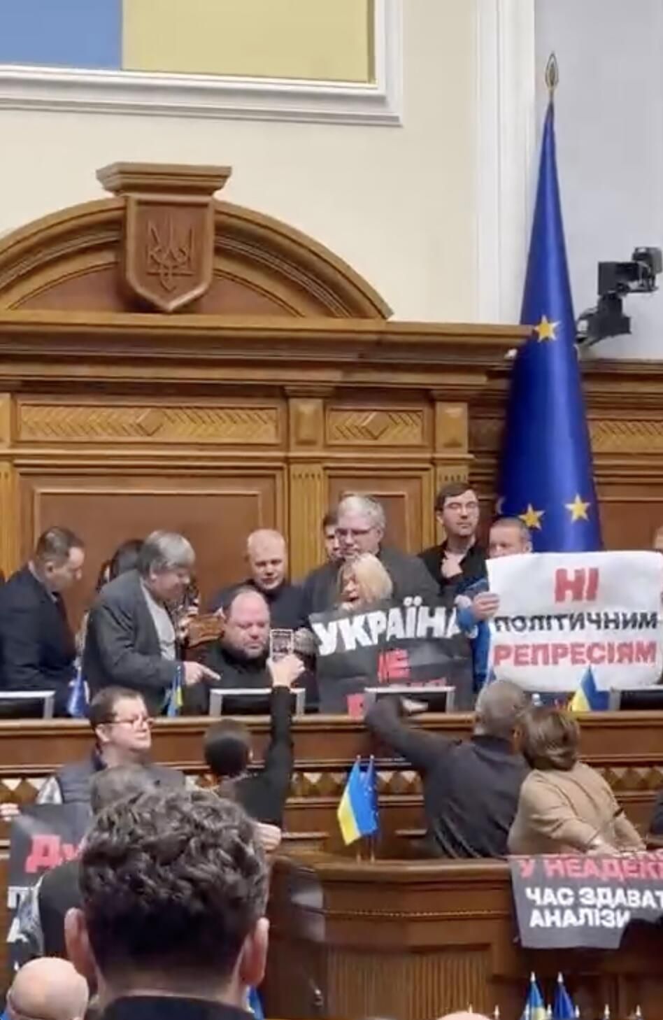 Сторонники Петра Порошенко заблокировали трибуну Рады Сторонники Петра Порошенко заблокировали трибуну Рады - РИА Новости, 1920, 17.02.2025