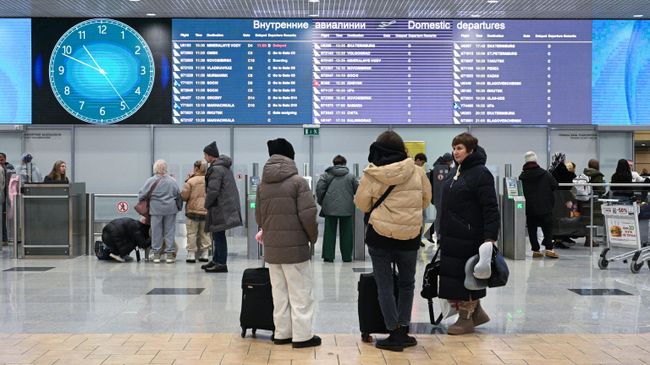 Пассажиры в терминале аэропорта Домодедово