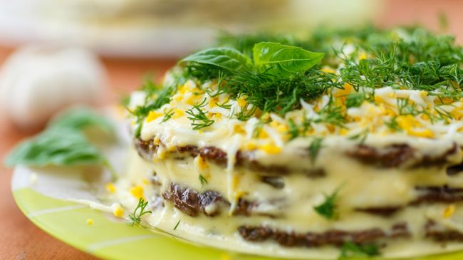 Печеночный торт с чесноком и майонезом Печеночный торт с чесноком и майонезом