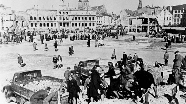 Рига в первые дни после освобождения Красной армией от гитлеровцев. Жители города разбирают завалы на центральной площади. 
