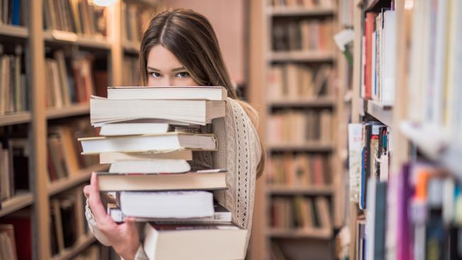 Девушка несет книги Девушка несет книги