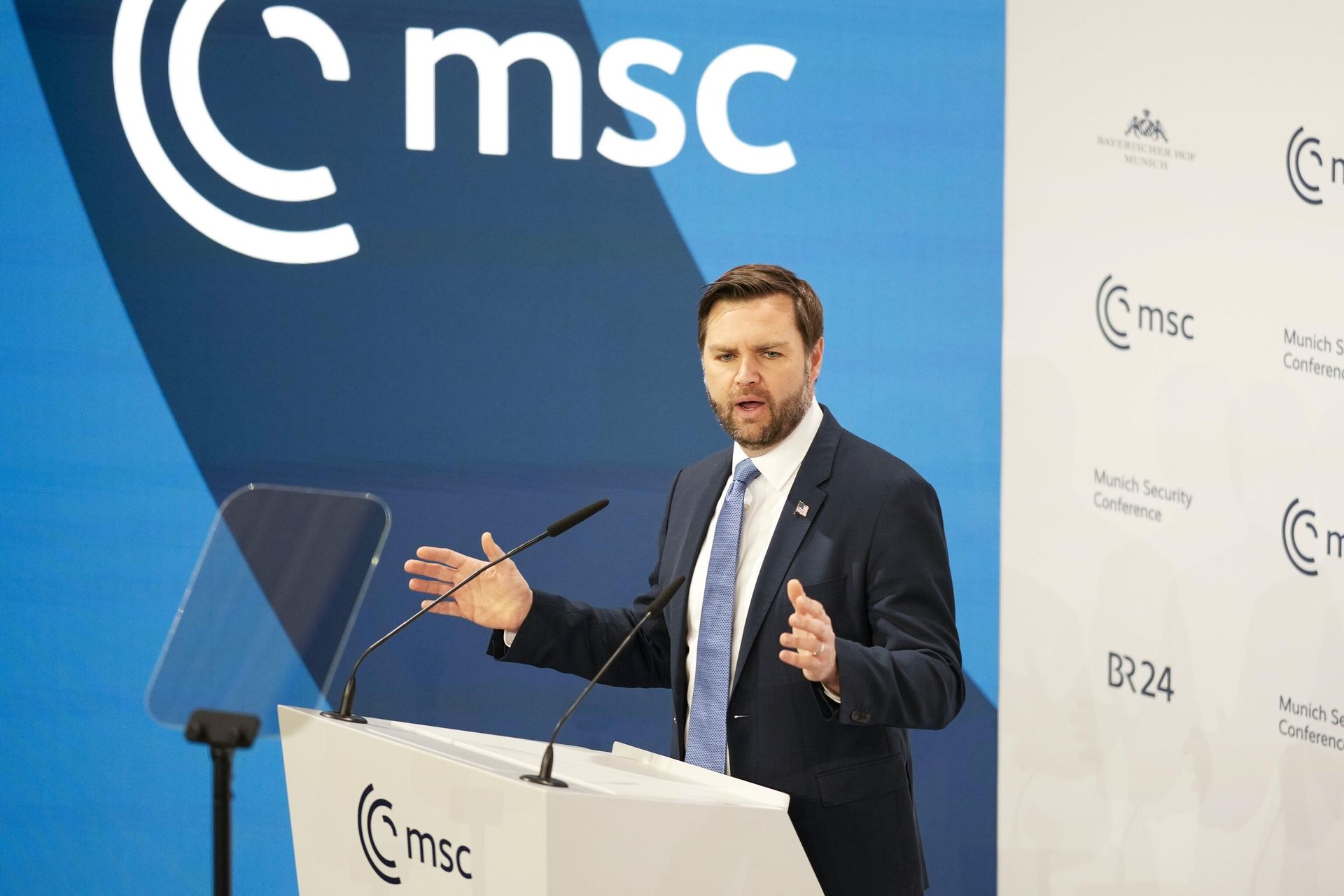 Вице-президент США Джей-Ди Вэнс выступает на Мюнхенской конференции по безопасности Вице-президент США Джей-Ди Вэнс выступает на Мюнхенской конференции по безопасности - РИА Новости, 1920, 01.04.2026
