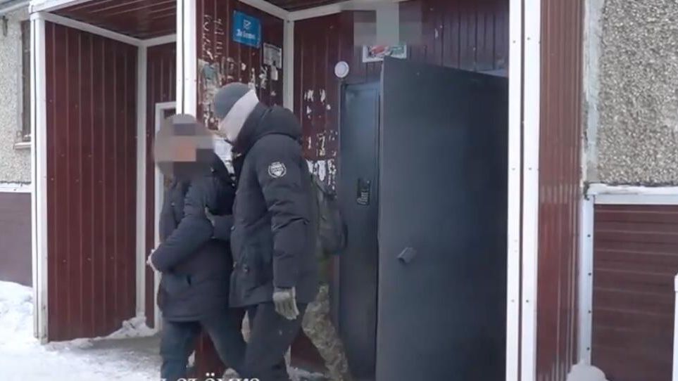 Задержание жителя Комсомольска-на-Амуре, подозреваемого в государственной измене из-за передачи Украине данных об оборонном предприятии Задержание жителя Комсомольска-на-Амуре, подозреваемого в государственной измене из-за передачи Украине данных об оборонном предприятии - РИА Новости, 1920, 16.02.2025