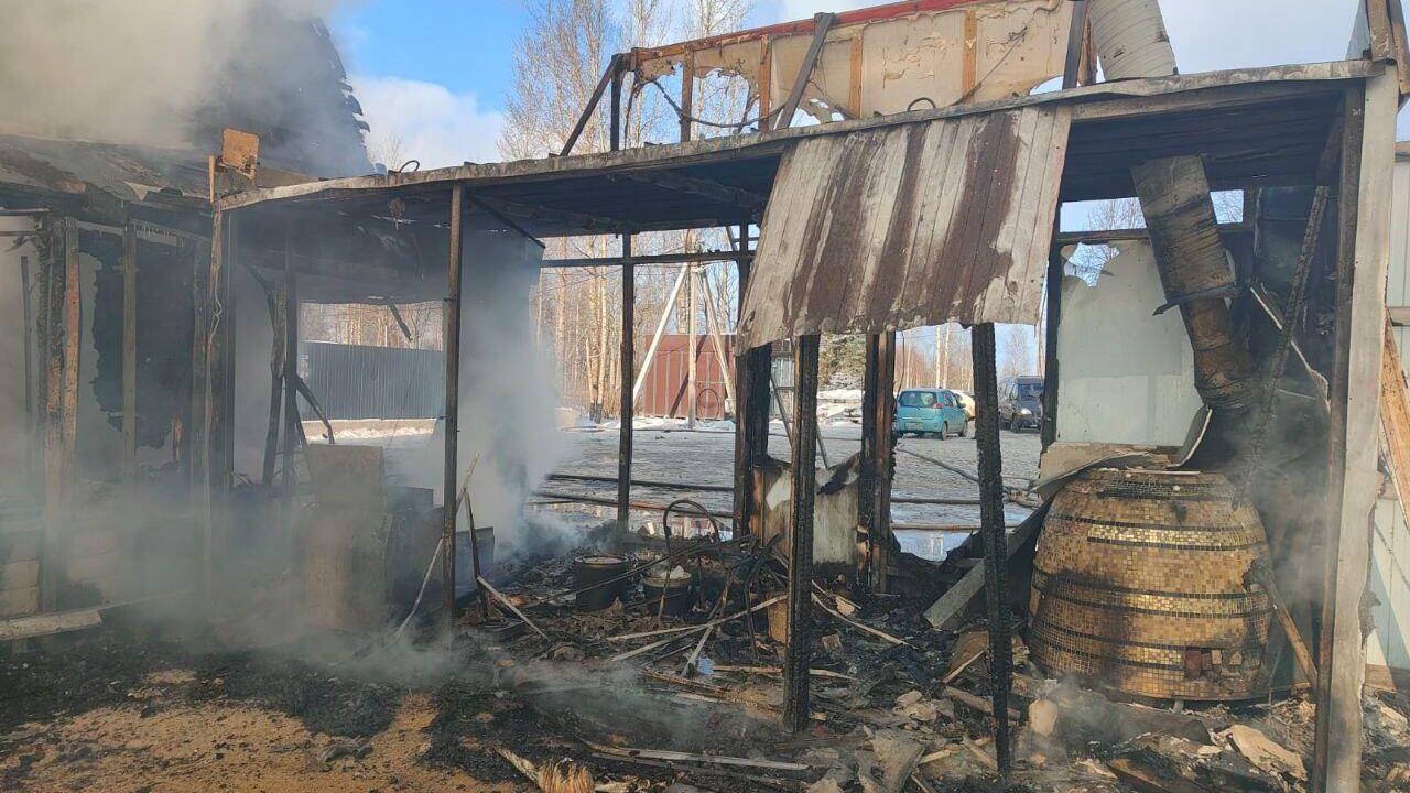 Место пожара в здании общепита в поселке Усть-Луга Ленинградской области - РИА Новости, 1920, 16.02.2025