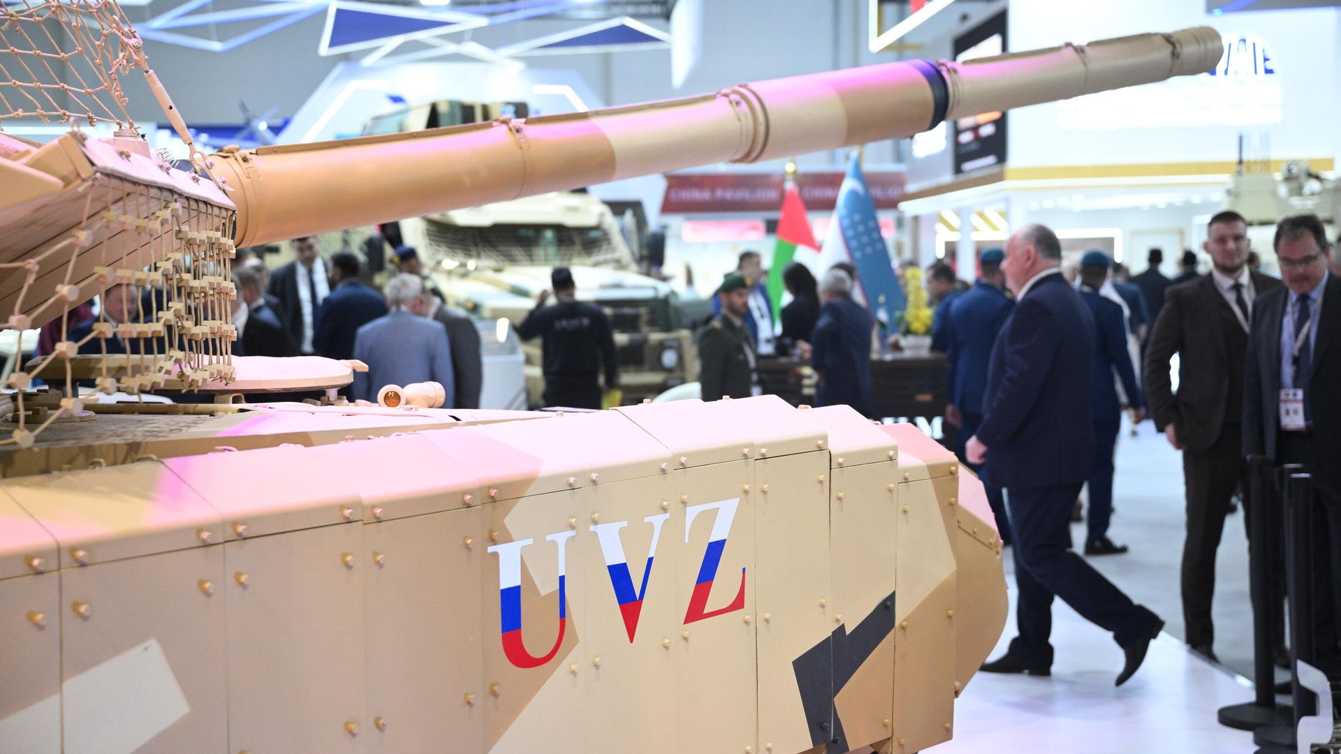 Танк Т-90МС на стенде Рособоронэкспорта на выставке IDEX 2025 в Объединенных Арабских Эмиратах - РИА Новости, 1920, 17.02.2025