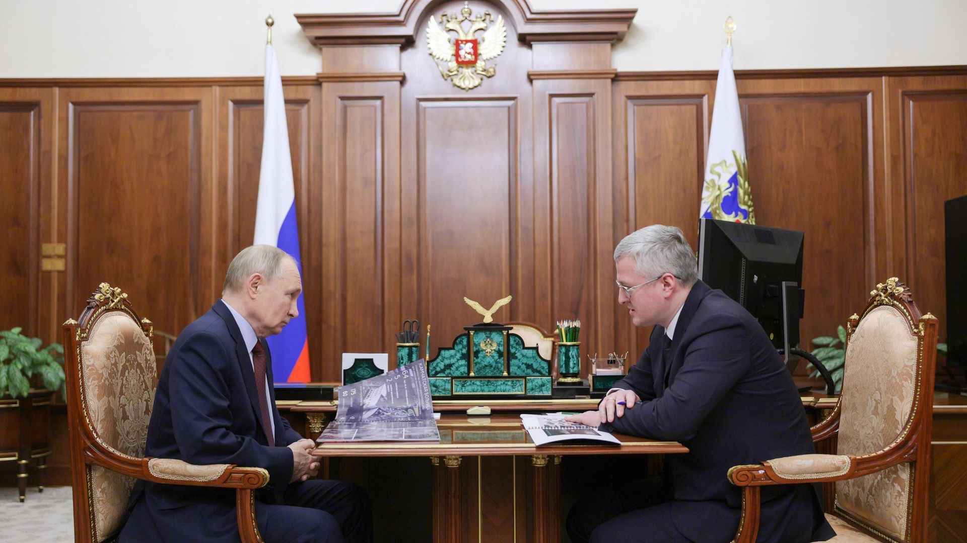 Президент РФ Владимир Путин и губернатор Камчатского края Владимир Солодов во время встречи - РИА Новости, 1920, 17.02.2025