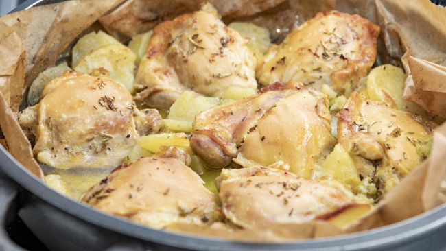 Куриные бедра с картошкой в духовке