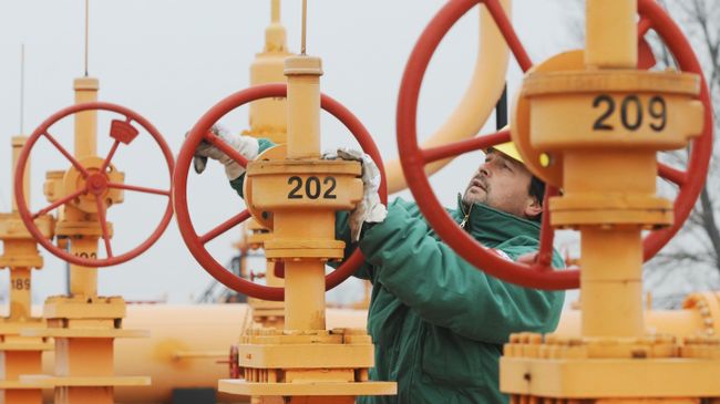 Сотрудник газоприемной станции